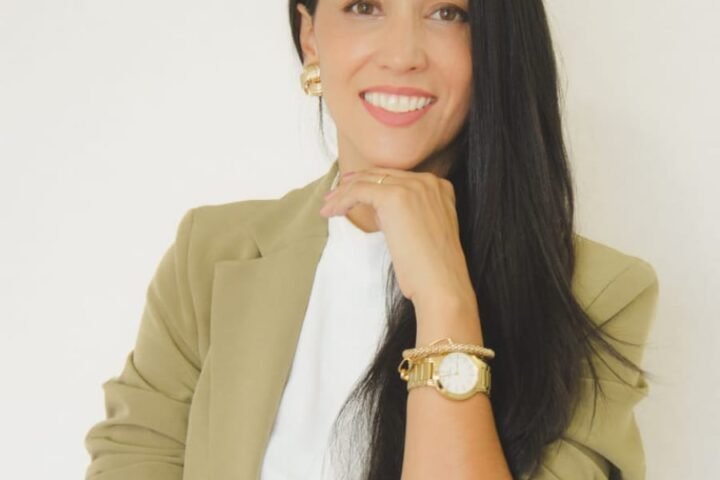 Fisio Rosane Campos afima: fortalecimento muscular é a chave para prevenir quedas em idosos.