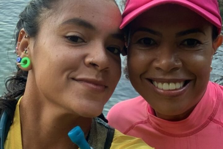 Mãe e filha encaram as trilhas da Ilha Grande no segundo dia do ano.