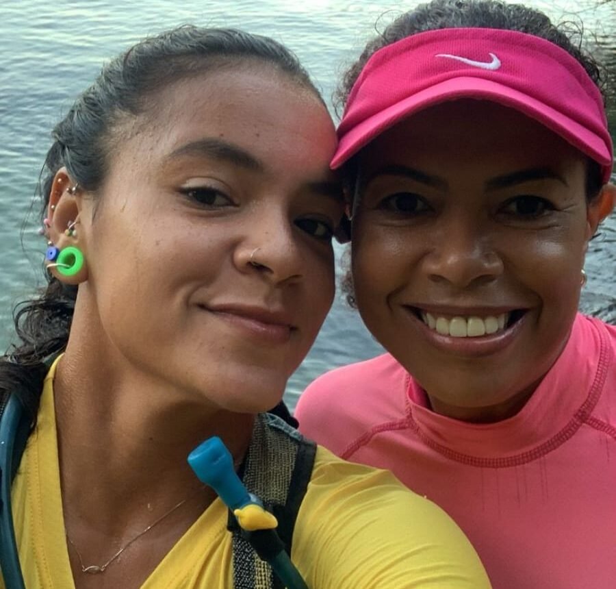 Mãe e filha encaram as trilhas da Ilha Grande no segundo dia do ano.