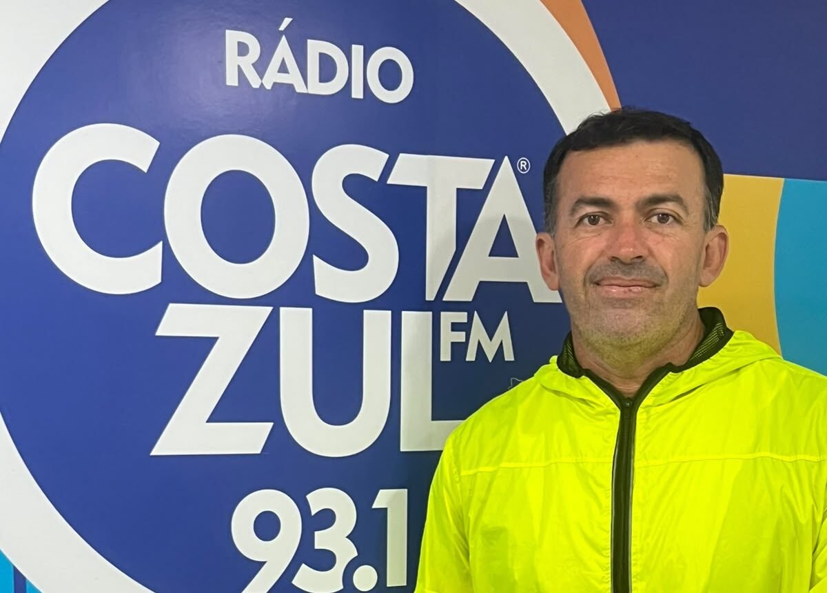Tony Miguel, um dos organizadores da Travessia Bonfim x Piedade, no estúdio da Costazul FM 93,1