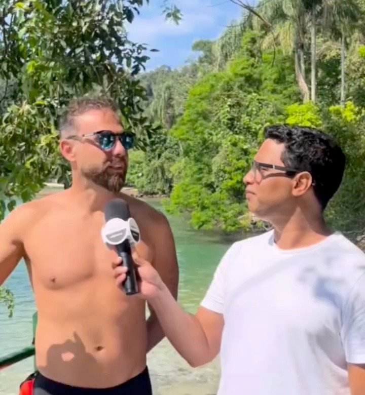 Lincoln Santiago, campeão da Travessia Bonfim x Piedade, entrevistado na chegada, na Ilha da Gipóia